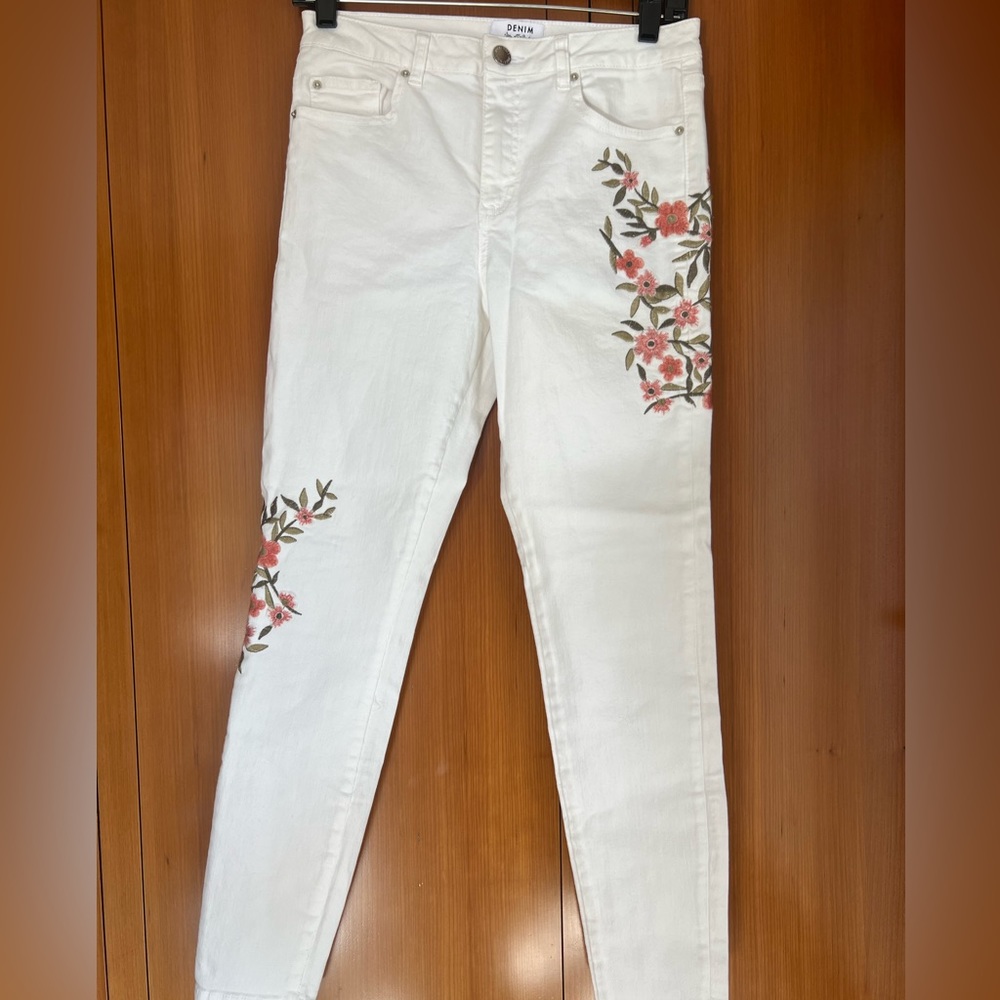 Women’s white skinny jeans with floral embroidery design. New no tag. 🌺